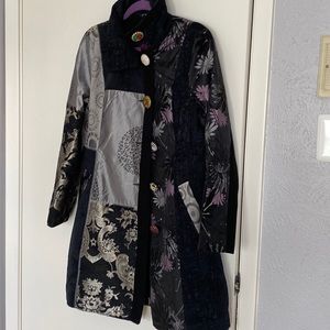 Elegant black multi-colored coat with silk lining